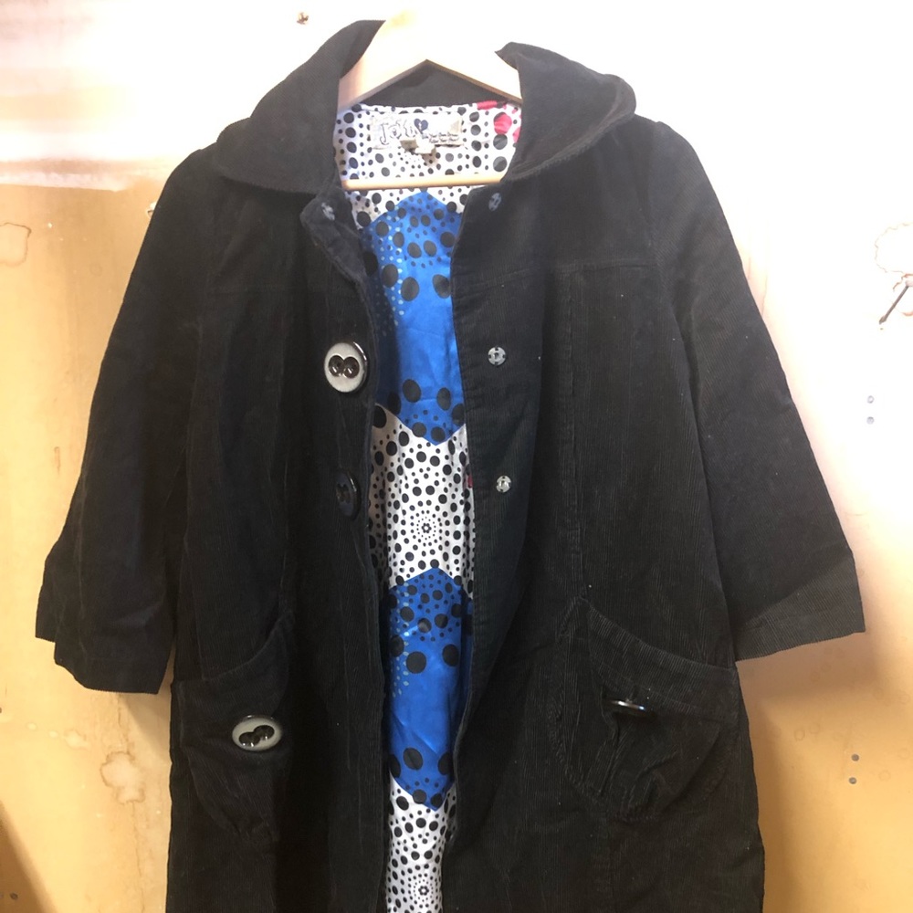 Black 3/4 sleeve swing coat. Medium